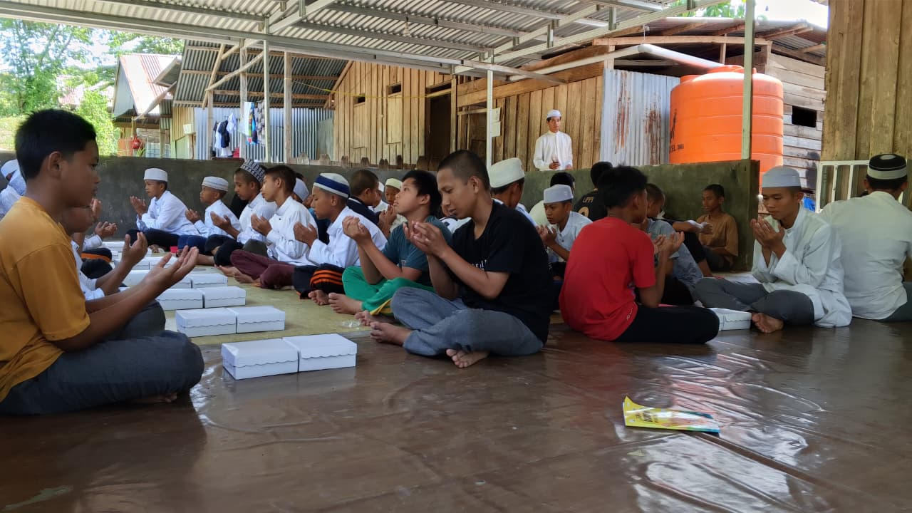 Solidaritas Minangkabau di Rantau: 400 Pax Nasi Dos Dibagikan Lewat Program Jumat Berkah IKASMIN-SS