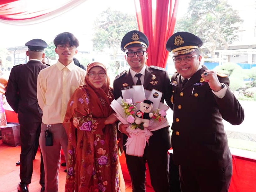 EKSKLUSIF: Dentuman Sejarah Keluarga Besar Wakajati Sulut Ferrytass., Dt. Toembidjo, Sang Sulung Resmi Sandang Toga Adhyaksa, Tabir Identitas ‘Monster’ Penakluk Empat Kampus Raksasa Terbongkar!