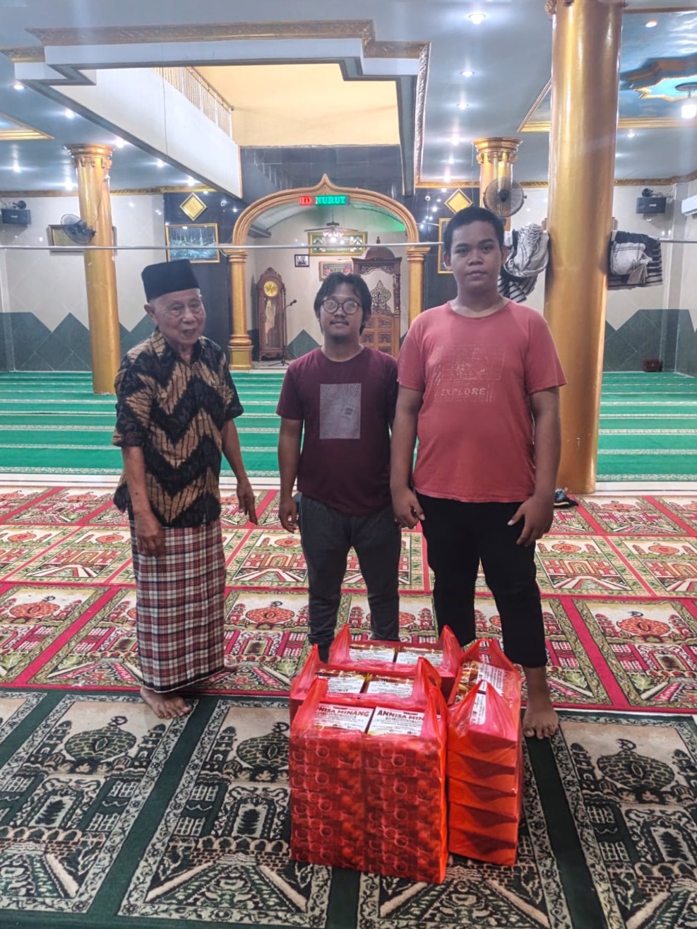 Eksalasi Solidaritas Melintas Batas: Program Jum’at Berkah IKASMIN-SS Salurkan 500 Paket Nutrisi, Pertegas Episentrum Kebaikan Nusantara