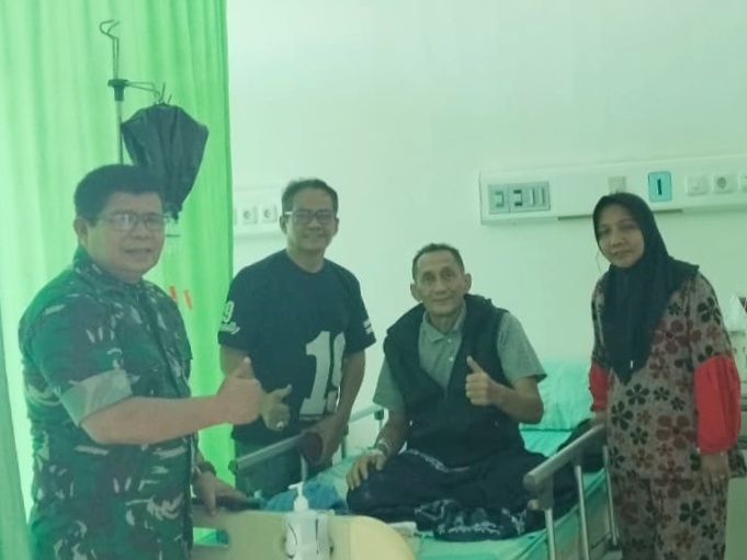 Wujud Solidaritas Organisasi, Dewan Etik dan Pimpinan IKASMIN-SS Besuk Ketua Presidium di RS Ibnu Sina Makassar