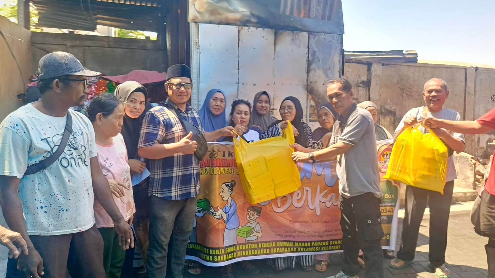 Penyaluran 800 Paket Berbagai Nasi Dos Rumah Makan Padang pada Jumat Berkah IKASMIN-SS Awal September 2026 Menyinar Tiga Ufuk Makassar, Panti Asuhan, hingga Persada Manado